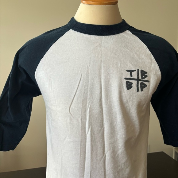๐น๐ Vtg LAKAI x The Trunk Boyz Raglan T-shirt Size MEDIUM ๐น๐ - Picture 7 of 10